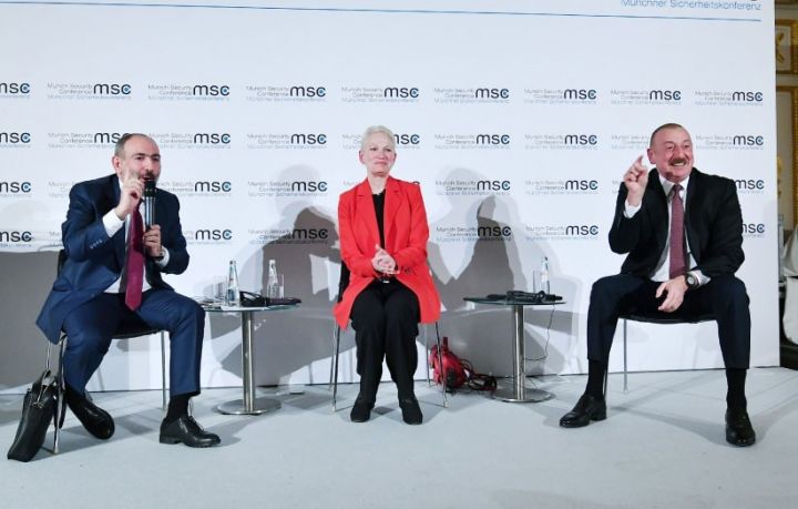 "Baş nazir... bir dəqiqə gözləyin... "