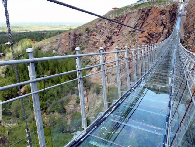 Turistlər üçün şüşədən körpü tikilib