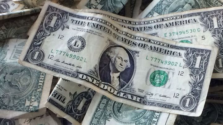 Dolların bazar ertəsinə olan rəsmi məzənnəsi açıqlandı