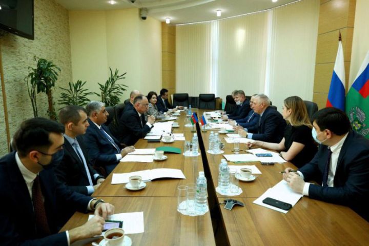 Pomidor və alma ixracına məhdudiyyətlərin qaldırılması üçün müzakirələr aparılıb