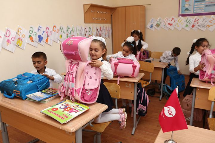 “Nar” birinciləri məktəb ləvazimatları ilə təmin edib