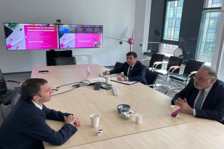 Azərbaycan səfiri "Wizzair"in prezidenti ilə görüşüb