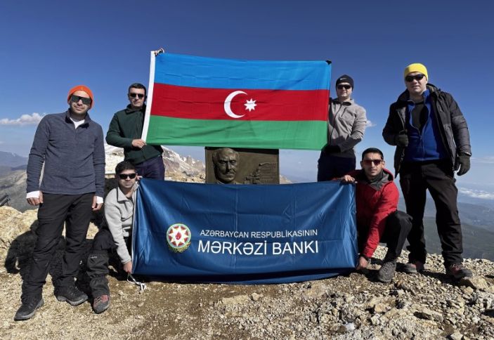 Mərkəzi Bankın əməkdaşları 3751 metrlik zirvəni fəth ediblər