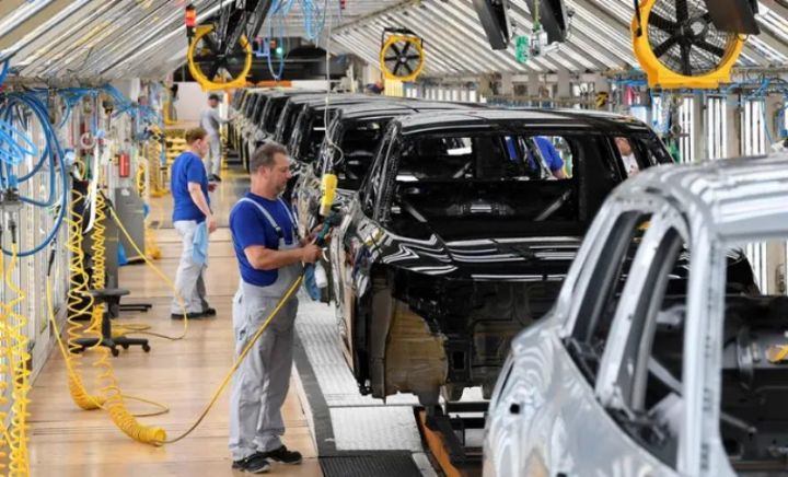 Almaniyada çətin dövr: 100 mindən çox işçi işsiz qala bilər