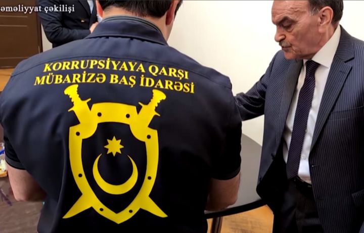 Direktor, müavini və şöbə müdiri cinayət başında yaxalanıblar