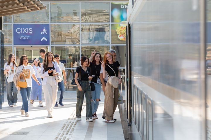 Yeni tədris ilinin ilk günündə qatarlar ilə rekord səfər