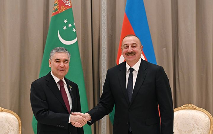 Əliyev Berdiməhəmmədova zəng edib, maneəsiz nəqliyyatın bütün regionun çiçəklənməsinə töhfə verəcəyini bildirib