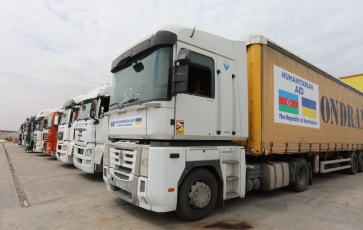 Azərbaycandan Ukraynaya 10 yük avtomobilindən ibarət karvan yola salındı