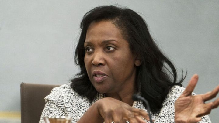 FED-in İdarə Heyətinin üzvü Trampı məhkəməyə verdi